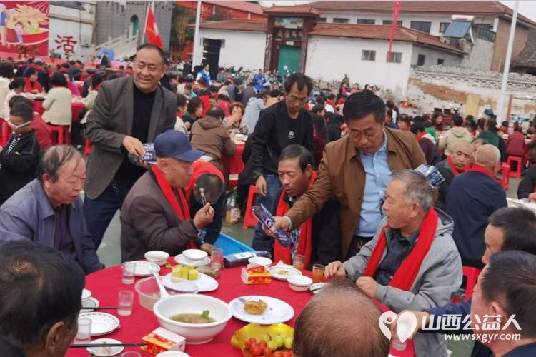 长治市小雨点公益志愿者协会思源分会携同故南村在故南村南小广场举办了盛大的温情重阳爱在敬老活动 - 第37张