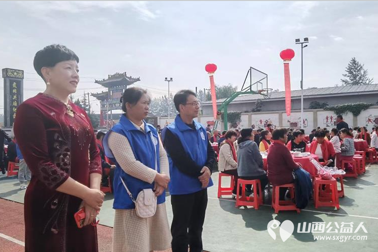 长治市小雨点公益志愿者协会思源分会携同故南村在故南村南小广场举办了盛大的温情重阳爱在敬老活动 - 第34张