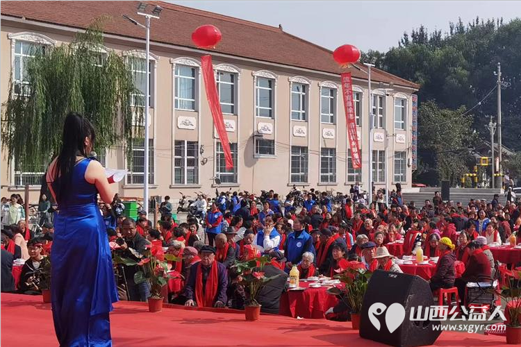 长治市小雨点公益志愿者协会思源分会携同故南村在故南村南小广场举办了盛大的温情重阳爱在敬老活动 - 第32张