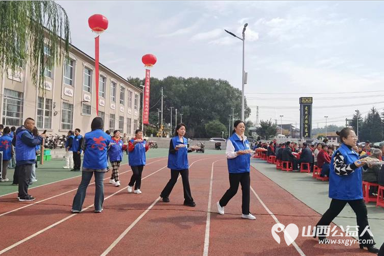 长治市小雨点公益志愿者协会思源分会携同故南村在故南村南小广场举办了盛大的温情重阳爱在敬老活动 - 第28张