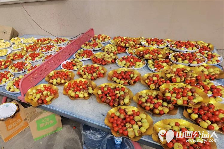 长治市小雨点公益志愿者协会思源分会携同故南村在故南村南小广场举办了盛大的温情重阳爱在敬老活动 - 第23张