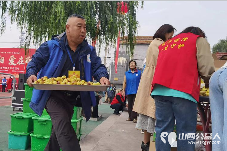 长治市小雨点公益志愿者协会思源分会携同故南村在故南村南小广场举办了盛大的温情重阳爱在敬老活动 - 第16张
