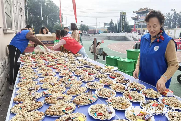 长治市小雨点公益志愿者协会思源分会携同故南村在故南村南小广场举办了盛大的温情重阳爱在敬老活动 - 第24张