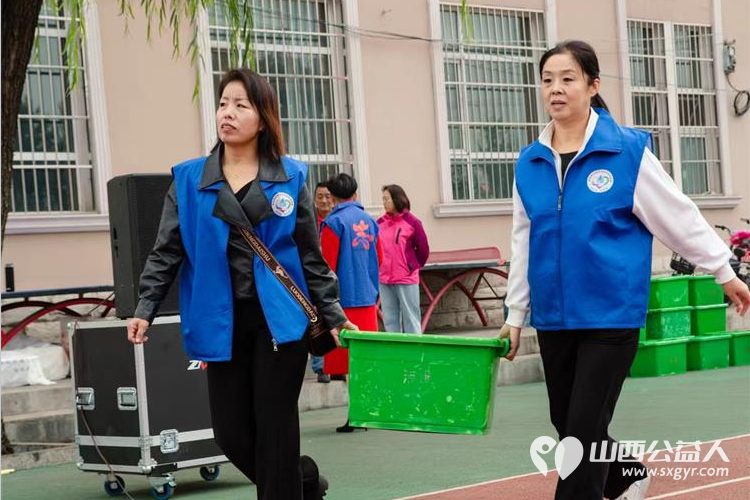 长治市小雨点公益志愿者协会思源分会携同故南村在故南村南小广场举办了盛大的温情重阳爱在敬老活动 - 第27张