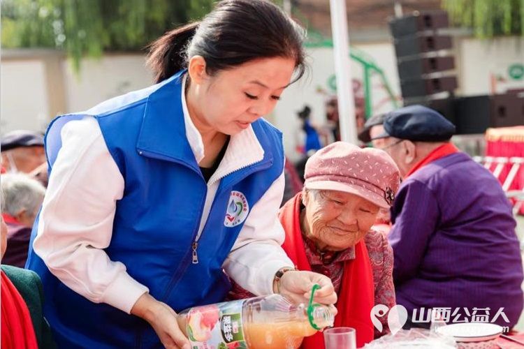 长治市小雨点公益志愿者协会思源分会携同故南村在故南村南小广场举办了盛大的温情重阳爱在敬老活动 - 第10张