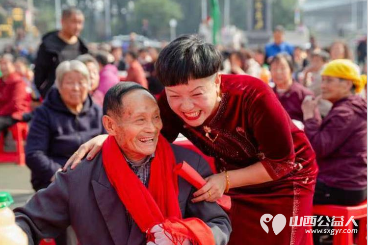 长治市小雨点公益志愿者协会思源分会携同故南村在故南村南小广场举办了盛大的温情重阳爱在敬老活动 - 第11张