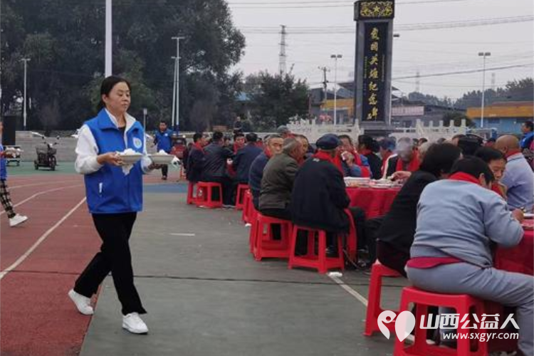 长治市小雨点公益志愿者协会思源分会携同故南村在故南村南小广场举办了盛大的温情重阳爱在敬老活动 - 第46张