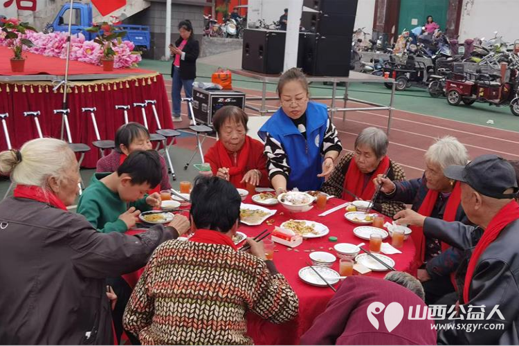 长治市小雨点公益志愿者协会思源分会携同故南村在故南村南小广场举办了盛大的温情重阳爱在敬老活动 - 第36张
