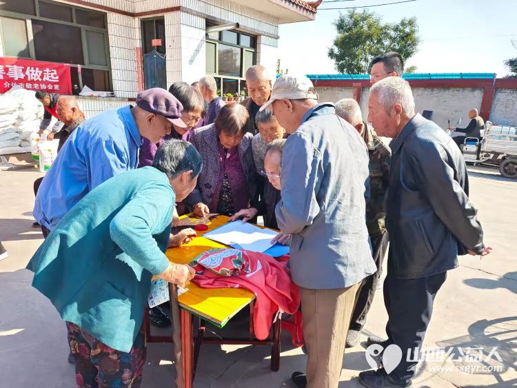 介休市敬老协会副会长朱俊一如既往关心老人生活给南盐场村70岁以上所有老人每人发放20斤装五得利特精粉两袋 - 第3张 - 山西公益人 介休市敬老协会副会长朱俊一如既往关心老人生活给南盐场村70岁以上所有老人每人发放20斤装五得利特精粉两袋 - 第3张