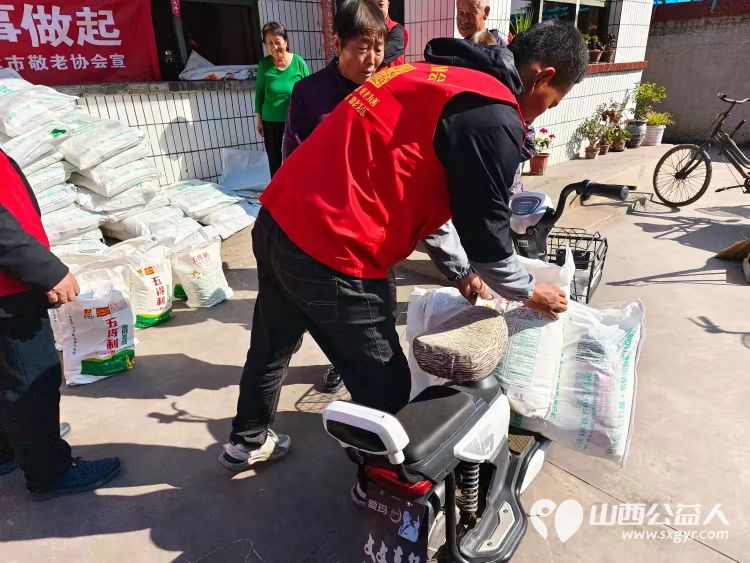 介休市敬老协会副会长朱俊一如既往关心老人生活给南盐场村70岁以上所有老人每人发放20斤装五得利特精粉两袋 - 第11张 - 山西公益人 介休市敬老协会副会长朱俊一如既往关心老人生活给南盐场村70岁以上所有老人每人发放20斤装五得利特精粉两袋 - 第11张