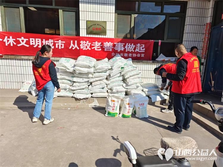 介休市敬老协会副会长朱俊一如既往关心老人生活给南盐场村70岁以上所有老人每人发放20斤装五得利特精粉两袋 - 第1张 - 山西公益人 介休市敬老协会副会长朱俊一如既往关心老人生活给南盐场村70岁以上所有老人每人发放20斤装五得利特精粉两袋 - 第1张