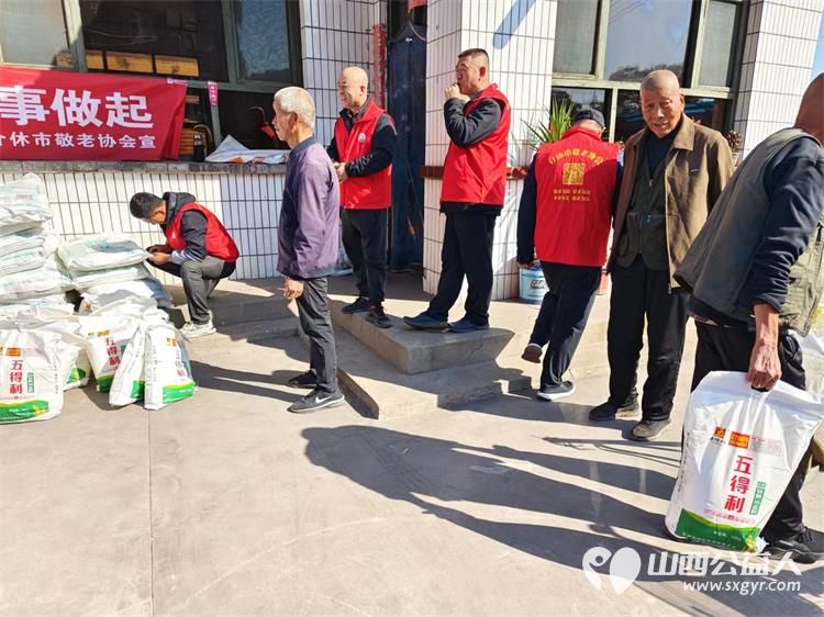介休市敬老协会副会长朱俊一如既往关心老人生活给南盐场村70岁以上所有老人每人发放20斤装五得利特精粉两袋 - 第10张 - 山西公益人 介休市敬老协会副会长朱俊一如既往关心老人生活给南盐场村70岁以上所有老人每人发放20斤装五得利特精粉两袋 - 第10张