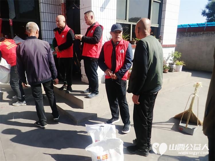 介休市敬老协会副会长朱俊一如既往关心老人生活给南盐场村70岁以上所有老人每人发放20斤装五得利特精粉两袋 - 第9张 - 山西公益人 介休市敬老协会副会长朱俊一如既往关心老人生活给南盐场村70岁以上所有老人每人发放20斤装五得利特精粉两袋 - 第9张