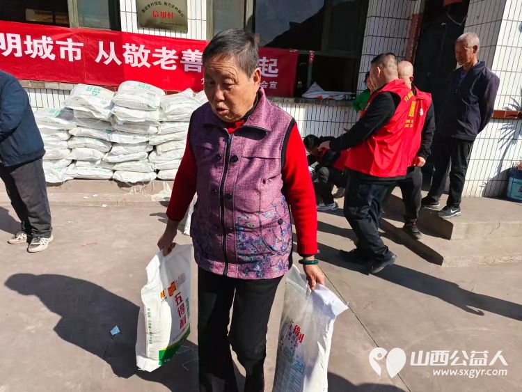 介休市敬老协会副会长朱俊一如既往关心老人生活给南盐场村70岁以上所有老人每人发放20斤装五得利特精粉两袋 - 第14张 - 山西公益人 介休市敬老协会副会长朱俊一如既往关心老人生活给南盐场村70岁以上所有老人每人发放20斤装五得利特精粉两袋 - 第14张