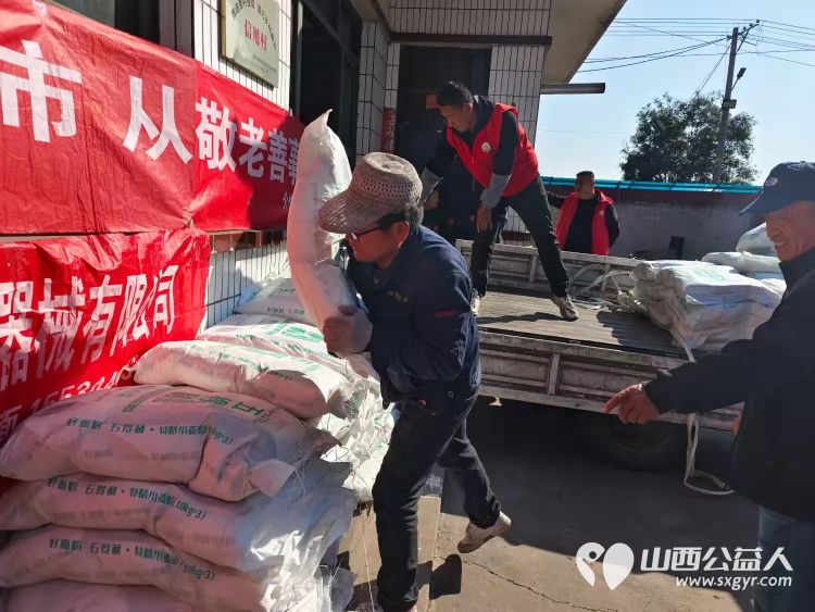 介休市敬老协会副会长朱俊一如既往关心老人生活给南盐场村70岁以上所有老人每人发放20斤装五得利特精粉两袋 - 第8张 - 山西公益人 介休市敬老协会副会长朱俊一如既往关心老人生活给南盐场村70岁以上所有老人每人发放20斤装五得利特精粉两袋 - 第8张