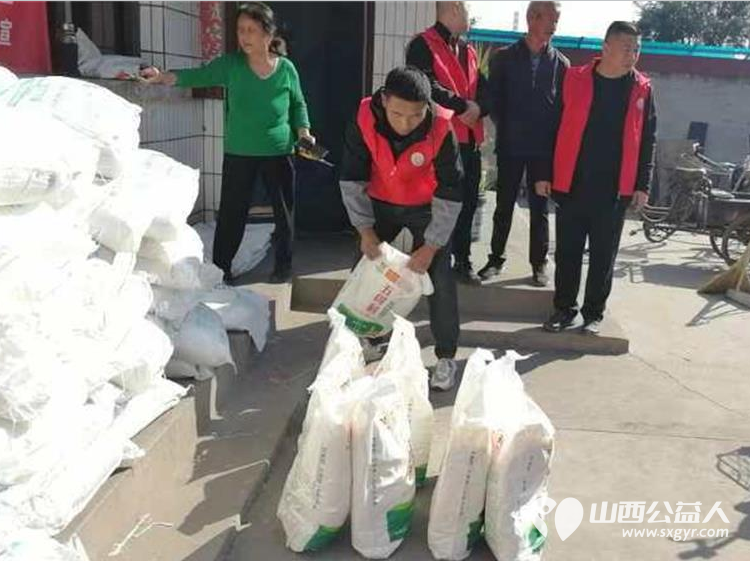 介休市敬老协会副会长朱俊一如既往关心老人生活给南盐场村70岁以上所有老人每人发放20斤装五得利特精粉两袋 - 第5张 - 山西公益人 介休市敬老协会副会长朱俊一如既往关心老人生活给南盐场村70岁以上所有老人每人发放20斤装五得利特精粉两袋 - 第5张