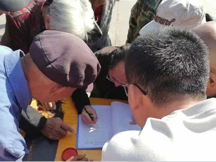 介休市敬老协会副会长朱俊一如既往关心老人生活给南盐场村70岁以上所有老人每人发放20斤装五得利特精粉两袋 - 第4张 - 山西公益人 介休市敬老协会副会长朱俊一如既往关心老人生活给南盐场村70岁以上所有老人每人发放20斤装五得利特精粉两袋 - 第4张