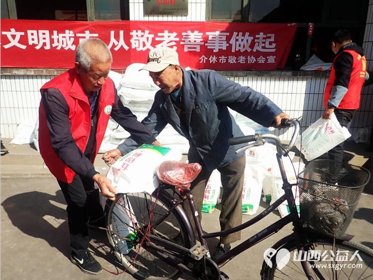 介休市敬老协会副会长朱俊一如既往关心老人生活给南盐场村70岁以上所有老人每人发放20斤装五得利特精粉两袋 - 第13张 - 山西公益人 介休市敬老协会副会长朱俊一如既往关心老人生活给南盐场村70岁以上所有老人每人发放20斤装五得利特精粉两袋 - 第13张