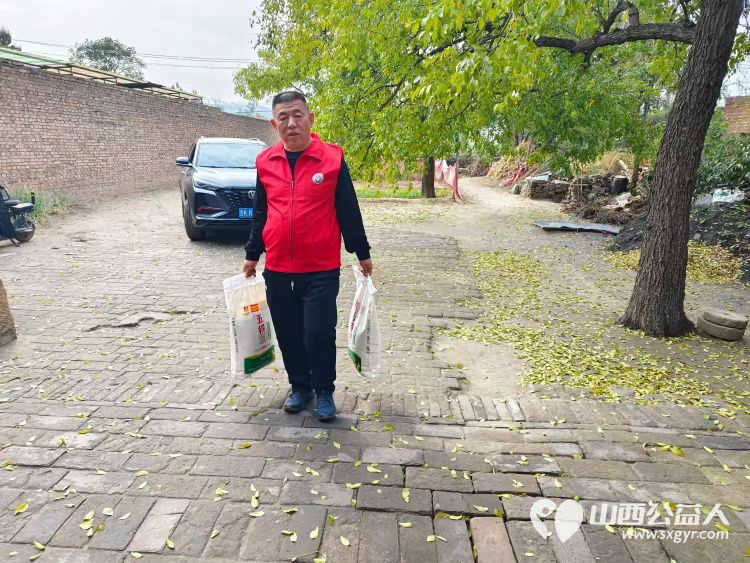 九九重阳节在这个充满温情的节日里介休市敬老协会组织志愿者积极开展慰问百岁老人的活动 - 第4张 - 山西公益人 九九重阳节在这个充满温情的节日里介休市敬老协会组织志愿者积极开展慰问百岁老人的活动 - 第4张