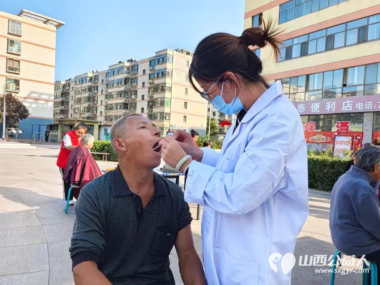 志愿服务进社区,健康活动暖人心10月9日介休市敬老协会组织志愿者在北关街道水门北街社区服务老人 - 第11张 - 山西公益人 志愿服务进社区,健康活动暖人心10月9日介休市敬老协会组织志愿者在北关街道水门北街社区服务老人 - 第11张