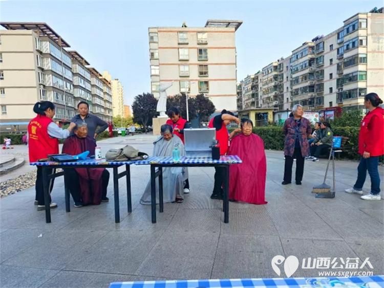 志愿服务进社区,健康活动暖人心10月9日介休市敬老协会组织志愿者在北关街道水门北街社区服务老人 - 第4张 - 山西公益人 志愿服务进社区,健康活动暖人心10月9日介休市敬老协会组织志愿者在北关街道水门北街社区服务老人 - 第4张