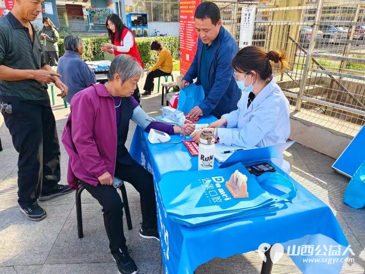 志愿服务进社区,健康活动暖人心10月9日介休市敬老协会组织志愿者在北关街道水门北街社区服务老人 - 第9张 - 山西公益人 志愿服务进社区,健康活动暖人心10月9日介休市敬老协会组织志愿者在北关街道水门北街社区服务老人 - 第9张