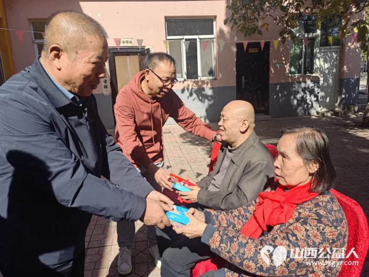 金桂飘香喜迎重阳 宋麟喜、郭志刚两位政协委员带领志愿团队走进太原市源缘圆老年公寓为老年朋友送来暖心的关怀及精美的日用品 - 第4张 - 山西公益人 金桂飘香喜迎重阳 宋麟喜、郭志刚两位政协委员带领志愿团队走进太原市源缘圆老年公寓为老年朋友送来暖心的关怀及精美的日用品 - 第4张