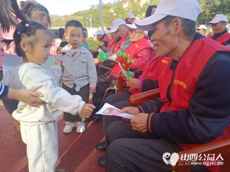 以小爱之举暖夕阳之寂 太原市杏花岭区窑头幼儿园小朋友走进比家美养老院和老人一起欢度重阳节 - 第8张 - 山西公益人 以小爱之举暖夕阳之寂 太原市杏花岭区窑头幼儿园小朋友走进比家美养老院和老人一起欢度重阳节 - 第8张