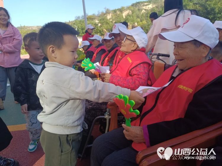 以小爱之举暖夕阳之寂 太原市杏花岭区窑头幼儿园小朋友走进比家美养老院和老人一起欢度重阳节 - 第10张 - 山西公益人 以小爱之举暖夕阳之寂 太原市杏花岭区窑头幼儿园小朋友走进比家美养老院和老人一起欢度重阳节 - 第10张