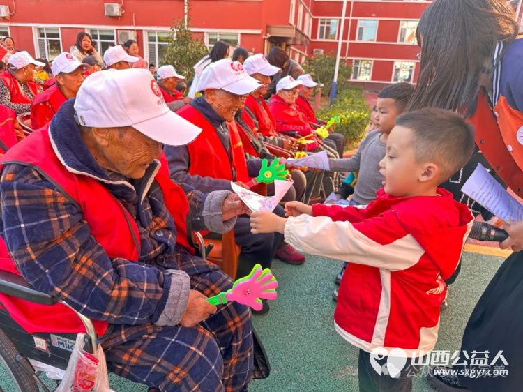 以小爱之举暖夕阳之寂 太原市杏花岭区窑头幼儿园小朋友走进比家美养老院和老人一起欢度重阳节 - 第7张 - 山西公益人 以小爱之举暖夕阳之寂 太原市杏花岭区窑头幼儿园小朋友走进比家美养老院和老人一起欢度重阳节 - 第7张