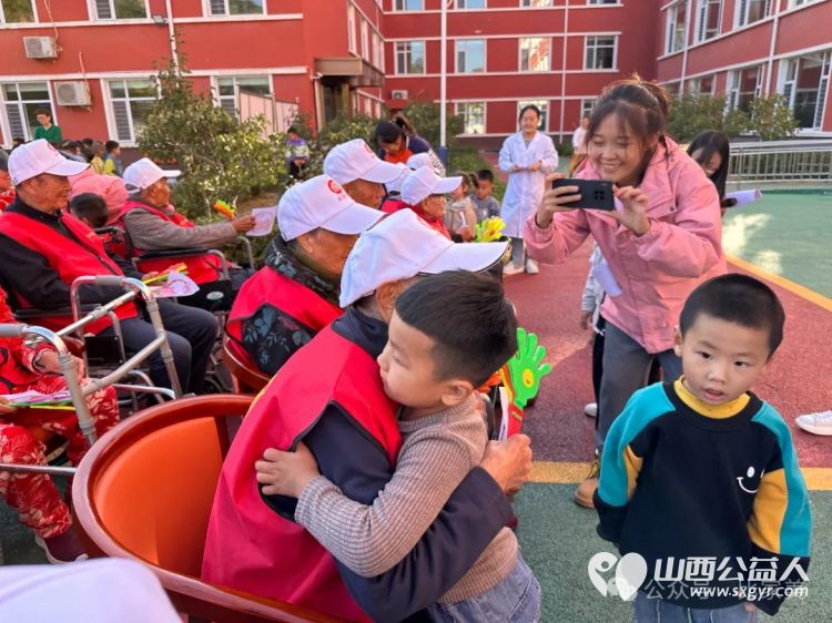 以小爱之举暖夕阳之寂 太原市杏花岭区窑头幼儿园小朋友走进比家美养老院和老人一起欢度重阳节 - 第9张 - 山西公益人 以小爱之举暖夕阳之寂 太原市杏花岭区窑头幼儿园小朋友走进比家美养老院和老人一起欢度重阳节 - 第9张