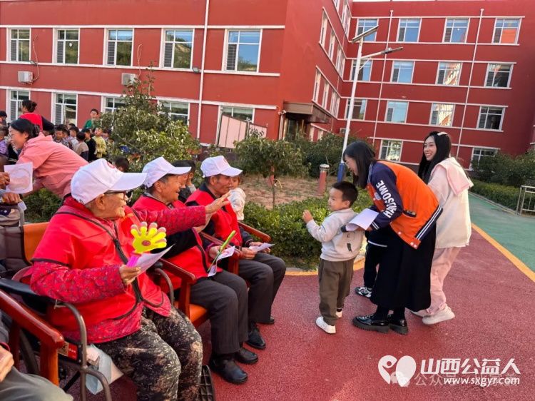 以小爱之举暖夕阳之寂 太原市杏花岭区窑头幼儿园小朋友走进比家美养老院和老人一起欢度重阳节 - 第5张 - 山西公益人 以小爱之举暖夕阳之寂 太原市杏花岭区窑头幼儿园小朋友走进比家美养老院和老人一起欢度重阳节 - 第5张