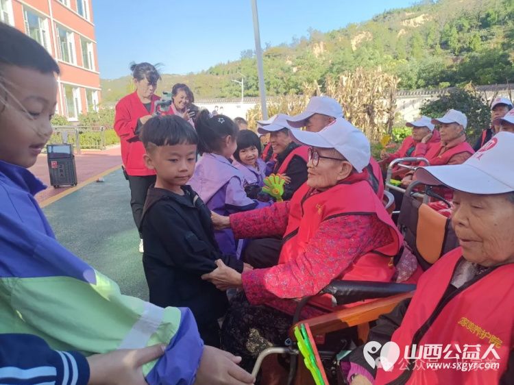 以小爱之举暖夕阳之寂 太原市杏花岭区窑头幼儿园小朋友走进比家美养老院和老人一起欢度重阳节 - 第6张 - 山西公益人 以小爱之举暖夕阳之寂 太原市杏花岭区窑头幼儿园小朋友走进比家美养老院和老人一起欢度重阳节 - 第6张