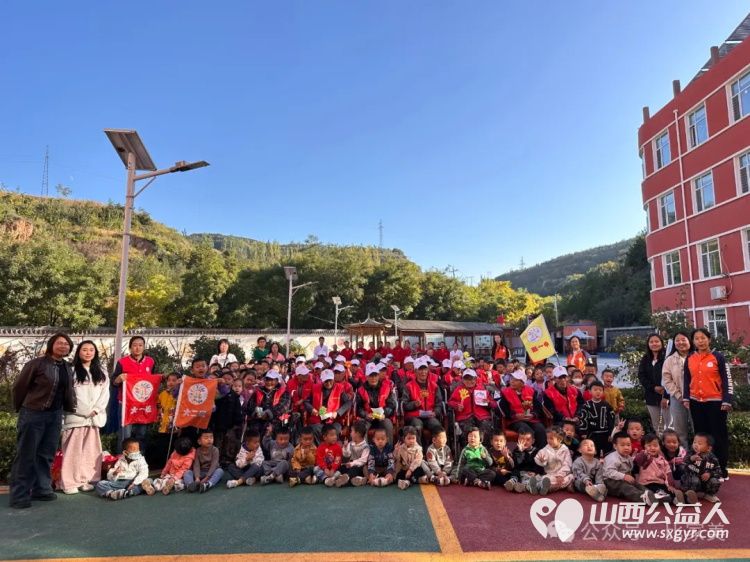 以小爱之举暖夕阳之寂 太原市杏花岭区窑头幼儿园小朋友走进比家美养老院和老人一起欢度重阳节 - 第1张 - 山西公益人 以小爱之举暖夕阳之寂 太原市杏花岭区窑头幼儿园小朋友走进比家美养老院和老人一起欢度重阳节 - 第1张