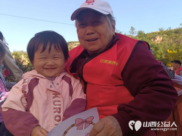 以小爱之举暖夕阳之寂 太原市杏花岭区窑头幼儿园小朋友走进比家美养老院和老人一起欢度重阳节 - 第11张 - 山西公益人 以小爱之举暖夕阳之寂 太原市杏花岭区窑头幼儿园小朋友走进比家美养老院和老人一起欢度重阳节 - 第11张