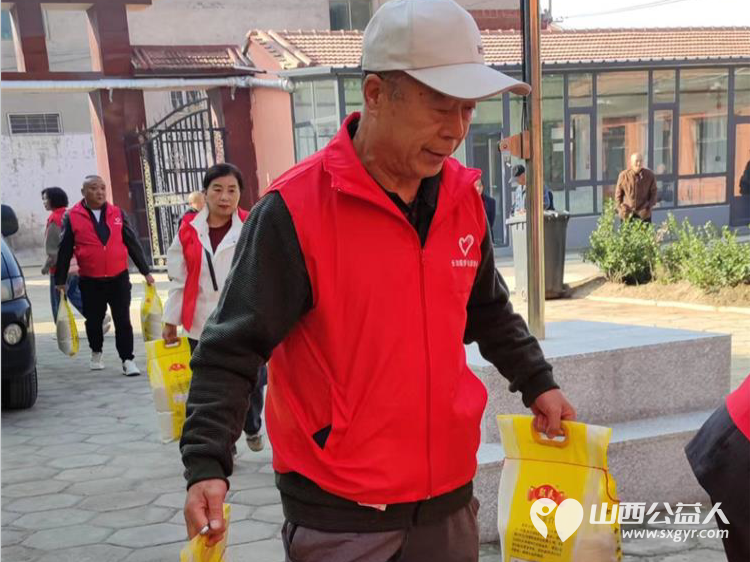 长治圆梦公益志愿者们为潞城区福康寿敬老院老人们送来了生活必需品有米面油菜食品床品保暖服等希望我们的爱心能给敬老院的老人们送去温暖与幸福 - 第39张