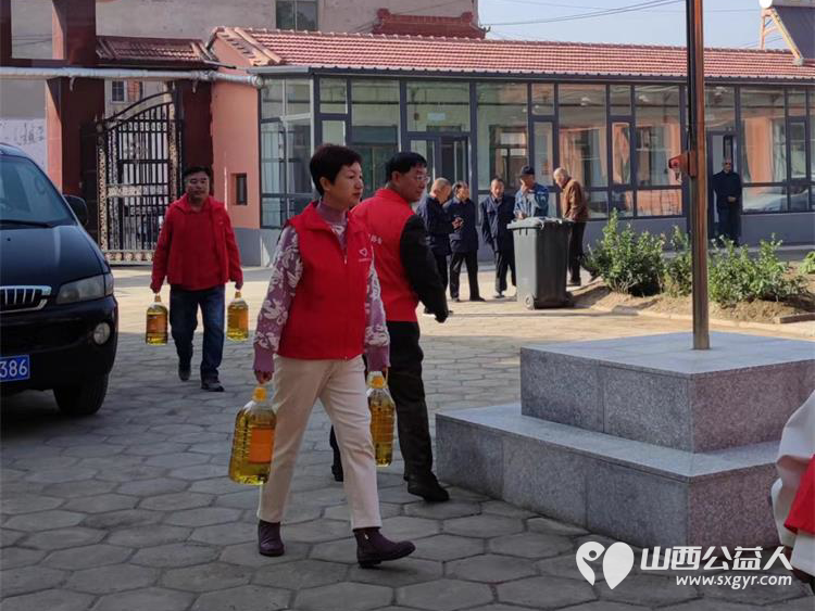 长治圆梦公益志愿者们为潞城区福康寿敬老院老人们送来了生活必需品有米面油菜食品床品保暖服等希望我们的爱心能给敬老院的老人们送去温暖与幸福 - 第42张