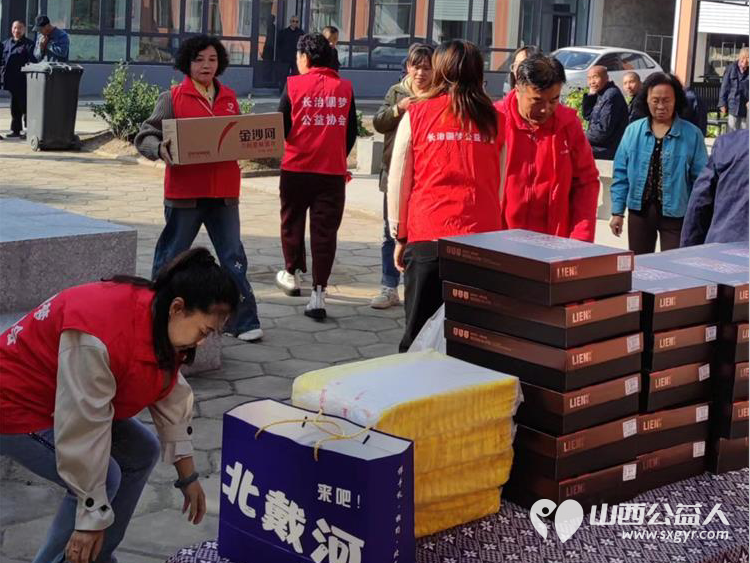 长治圆梦公益志愿者们为潞城区福康寿敬老院老人们送来了生活必需品有米面油菜食品床品保暖服等希望我们的爱心能给敬老院的老人们送去温暖与幸福 - 第17张