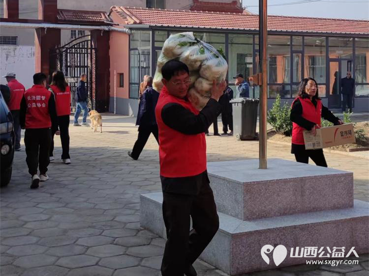 长治圆梦公益志愿者们为潞城区福康寿敬老院老人们送来了生活必需品有米面油菜食品床品保暖服等希望我们的爱心能给敬老院的老人们送去温暖与幸福 - 第33张