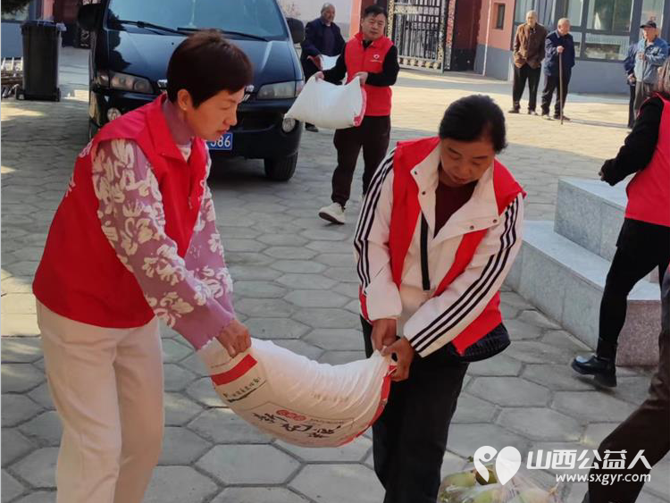 长治圆梦公益志愿者们为潞城区福康寿敬老院老人们送来了生活必需品有米面油菜食品床品保暖服等希望我们的爱心能给敬老院的老人们送去温暖与幸福 - 第32张