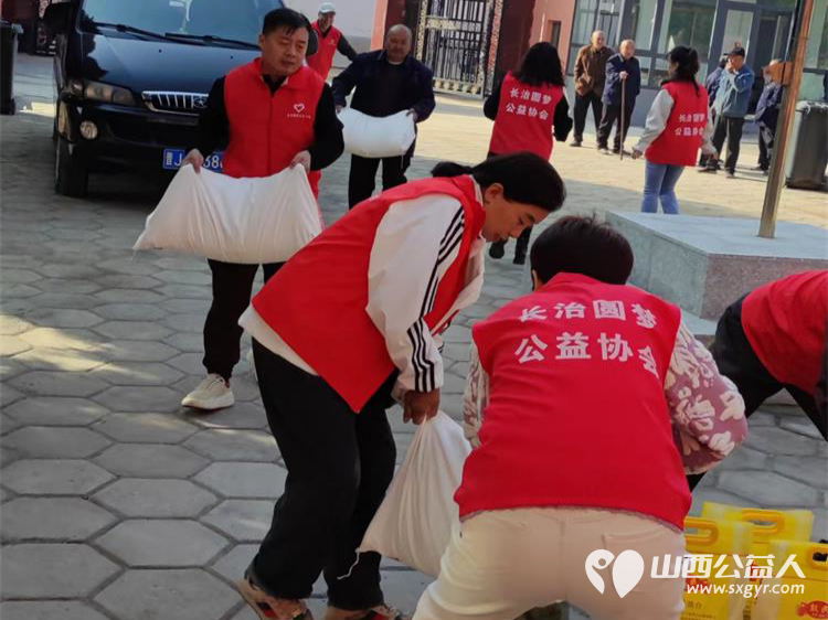 长治圆梦公益志愿者们为潞城区福康寿敬老院老人们送来了生活必需品有米面油菜食品床品保暖服等希望我们的爱心能给敬老院的老人们送去温暖与幸福 - 第31张