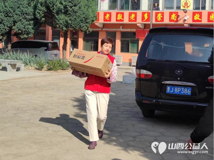 长治圆梦公益志愿者们为潞城区福康寿敬老院老人们送来了生活必需品有米面油菜食品床品保暖服等希望我们的爱心能给敬老院的老人们送去温暖与幸福 - 第30张