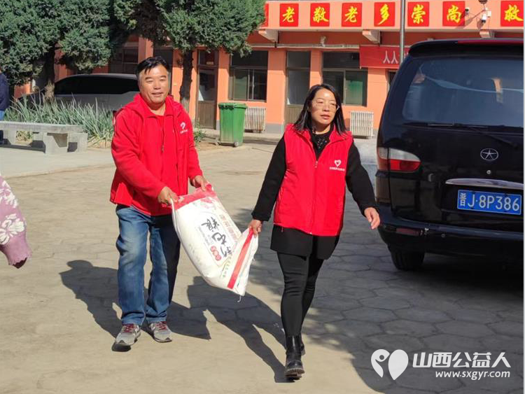 长治圆梦公益志愿者们为潞城区福康寿敬老院老人们送来了生活必需品有米面油菜食品床品保暖服等希望我们的爱心能给敬老院的老人们送去温暖与幸福 - 第28张