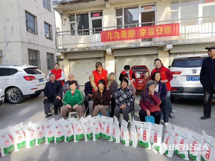 九九重阳节长治市微尘公益协会杨鹏丽带领志愿者去村里慰问生活困难的老人 - 第5张 - 山西公益人 九九重阳节长治市微尘公益协会杨鹏丽带领志愿者去村里慰问生活困难的老人 - 第5张