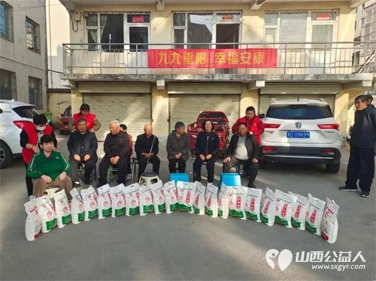 九九重阳节长治市微尘公益协会杨鹏丽带领志愿者去村里慰问生活困难的老人 - 第4张 - 山西公益人 九九重阳节长治市微尘公益协会杨鹏丽带领志愿者去村里慰问生活困难的老人 - 第4张