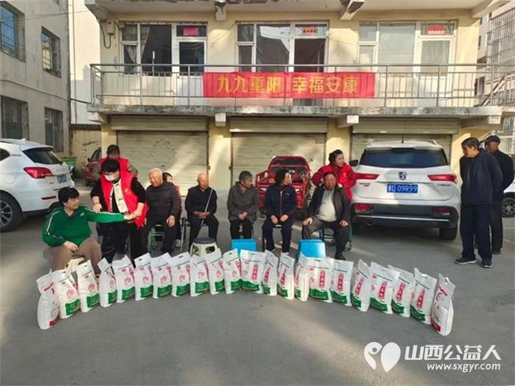 九九重阳节长治市微尘公益协会杨鹏丽带领志愿者去村里慰问生活困难的老人 - 第3张 - 山西公益人 九九重阳节长治市微尘公益协会杨鹏丽带领志愿者去村里慰问生活困难的老人 - 第3张