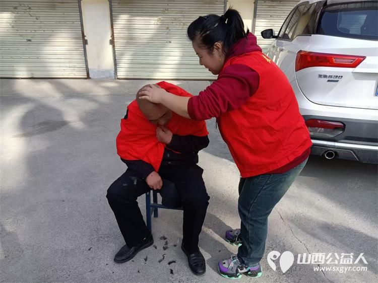 九九重阳节长治市微尘公益协会杨鹏丽带领志愿者去村里慰问生活困难的老人 - 第9张 - 山西公益人 九九重阳节长治市微尘公益协会杨鹏丽带领志愿者去村里慰问生活困难的老人 - 第9张