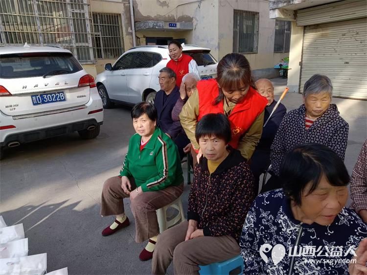 九九重阳节长治市微尘公益协会杨鹏丽带领志愿者去村里慰问生活困难的老人 - 第7张 - 山西公益人 九九重阳节长治市微尘公益协会杨鹏丽带领志愿者去村里慰问生活困难的老人 - 第7张