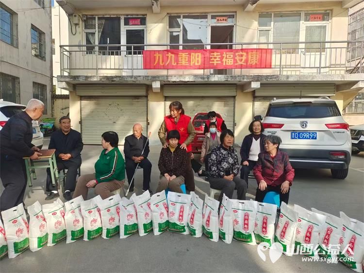 九九重阳节长治市微尘公益协会杨鹏丽带领志愿者去村里慰问生活困难的老人 - 第2张 - 山西公益人 九九重阳节长治市微尘公益协会杨鹏丽带领志愿者去村里慰问生活困难的老人 - 第2张