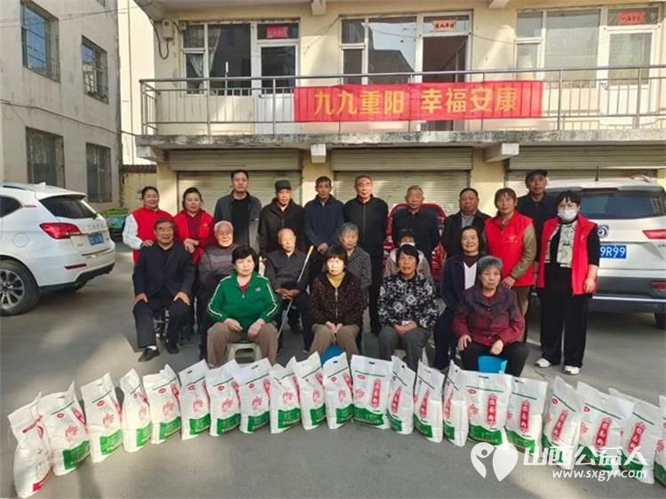 九九重阳节长治市微尘公益协会杨鹏丽带领志愿者去村里慰问生活困难的老人 - 第1张 - 山西公益人 九九重阳节长治市微尘公益协会杨鹏丽带领志愿者去村里慰问生活困难的老人 - 第1张